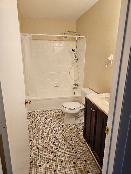 Building Photo - 2405 Walnut Ridge Dr