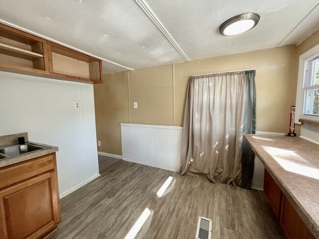 Building Photo - Updated 3 bedroom, 1.5 bath Home FOR RENT ...