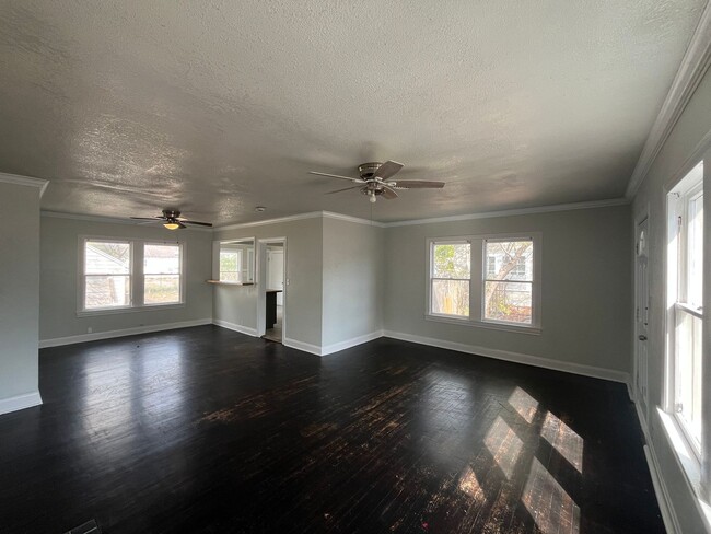 Building Photo - HOUSING VOUCHERS ACCEPTED