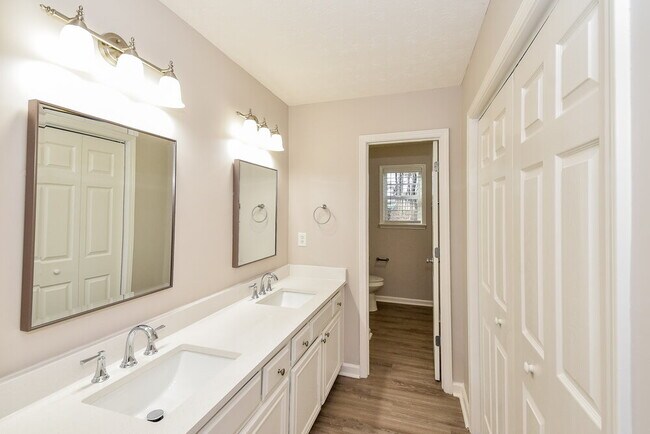 Building Photo - 2155 Belcourt Dr