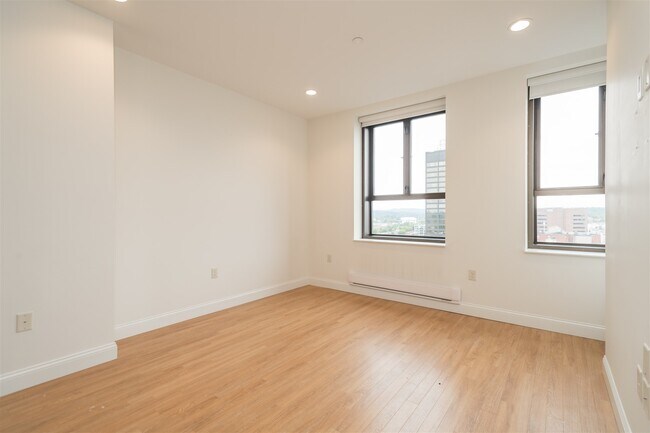 Building Photo - 875 Elm St