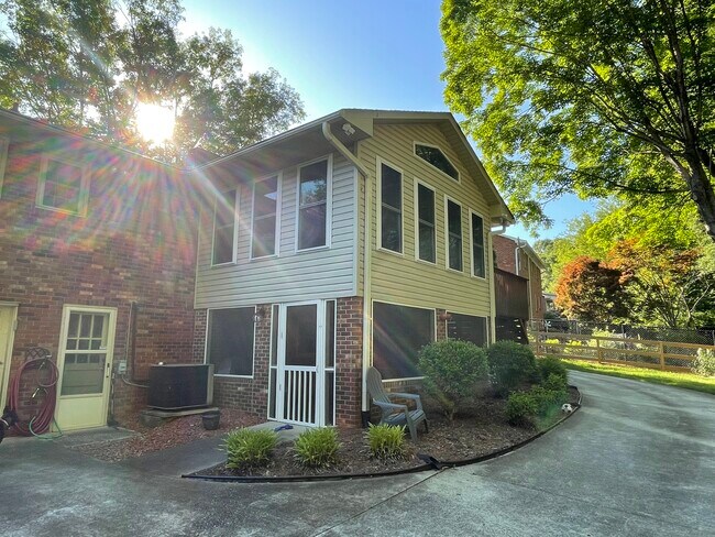 Building Photo - 3111 Prytania Rd