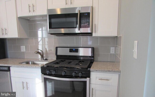 Building Photo - 2735 Chesterfield Ave