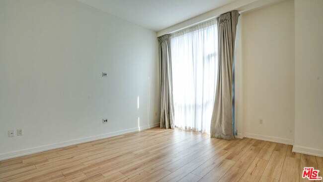 Building Photo - 3223 W 6th St