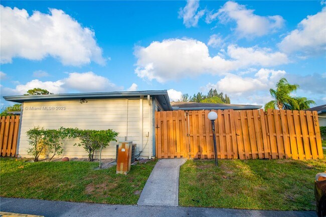 Primary Photo - 1804 My Pl Ln