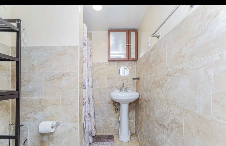 Downstairs bathroom - 31 Greentree Ln
