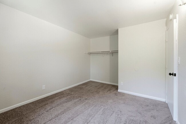Building Photo - FULLY REMODELED MODERN SPACIOUS TOWNHOUSE!!!