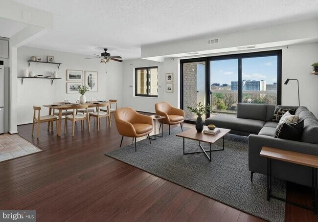 Building Photo - 307 Yoakum Pkwy