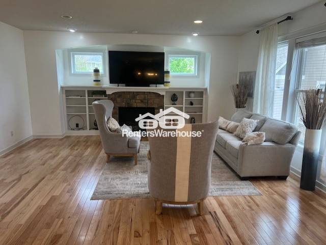 Building Photo - 1730 Deephaven Dr