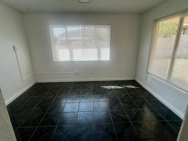 Building Photo - 6568 Oasis Ave