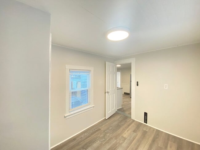 Building Photo - 8 Parkinson Ct