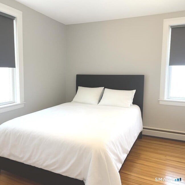 Building Photo - 194 School St