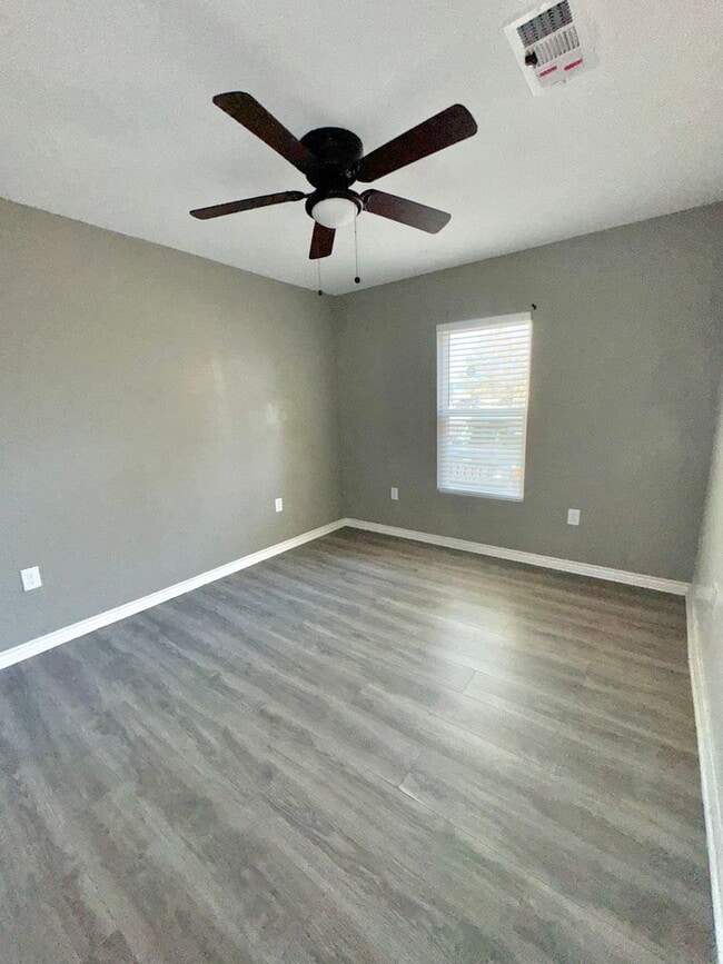 Building Photo - AVAILABLE NOW !