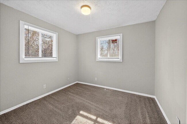 Building Photo - 3319 N Hawthorne Ln