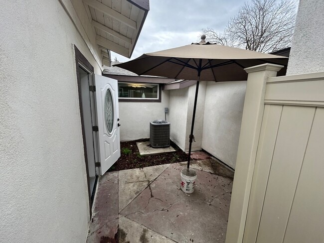 Building Photo - 3 Bedroom/2 Bath Home Located in Modesto