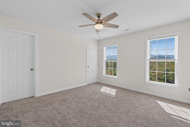 Building Photo - 100 Holiday Ct