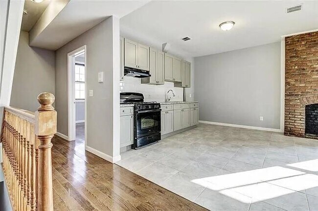 Building Photo - 585 Bramhall Ave