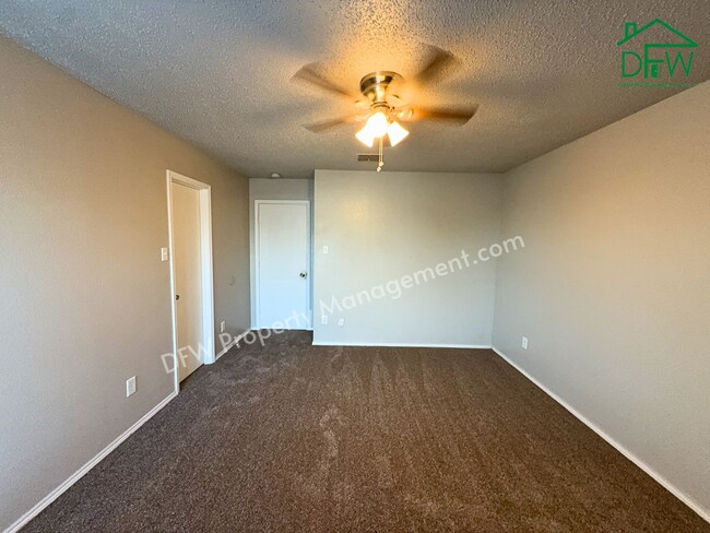 Building Photo - Spacious 4-Bedroom Home with Fireplace & Large Backyard in SW Fort Worth