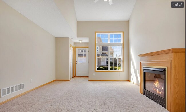 Building Photo - Beautiful 3 Bed 1.5 Bath Townhome