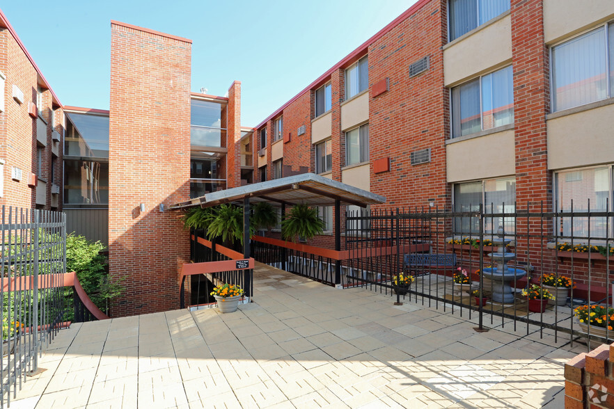 Casa Blanca Entrance - Casa Blanca Apartments