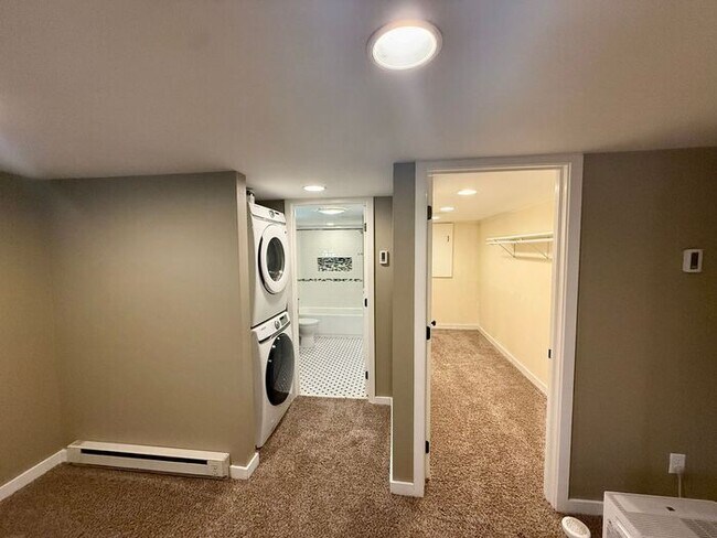 Building Photo - ***MOVE IN SPECIAL*** 2 WEEKS FREE Beautifully Remodeled 1 Bedroom / 1 Bath Unit in the Heart of ...