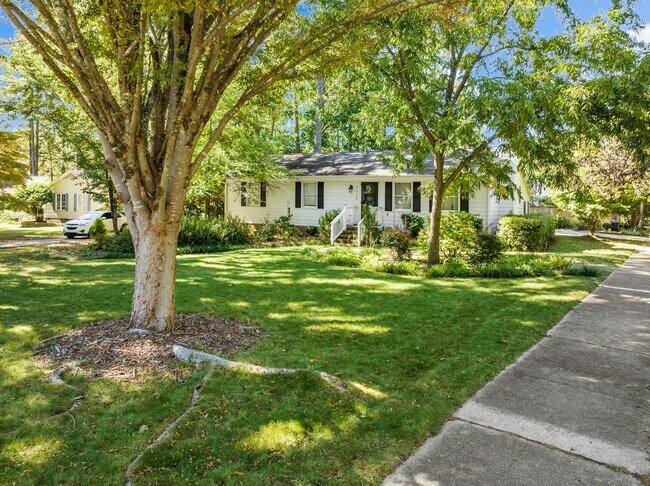 Building Photo - Gorgeous 3 Bedroom Ranch in North Raleigh, updated, pet friendly, fenced-in yard!