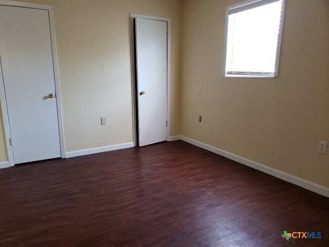 Building Photo - 1706 N Interstate 35