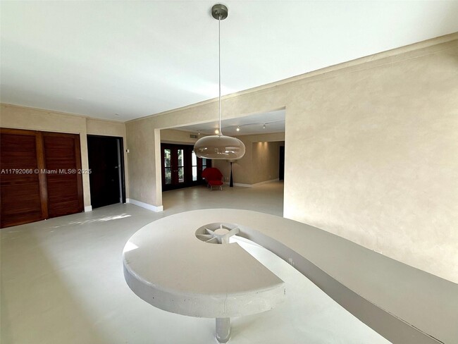Building Photo - 900 S Shore Dr
