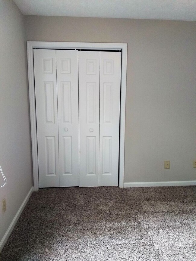 Building Photo - UPDATED & SPACIOUS 3 Bedroom 2 Bathroom home close to SHOPPING & FT BRAGG!!