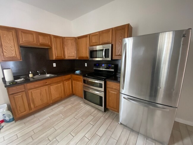Building Photo - 3B1.5B Row House Available NOW in Fishtown