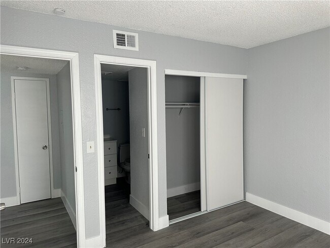 Building Photo - 4396 E Vegas Valley Dr