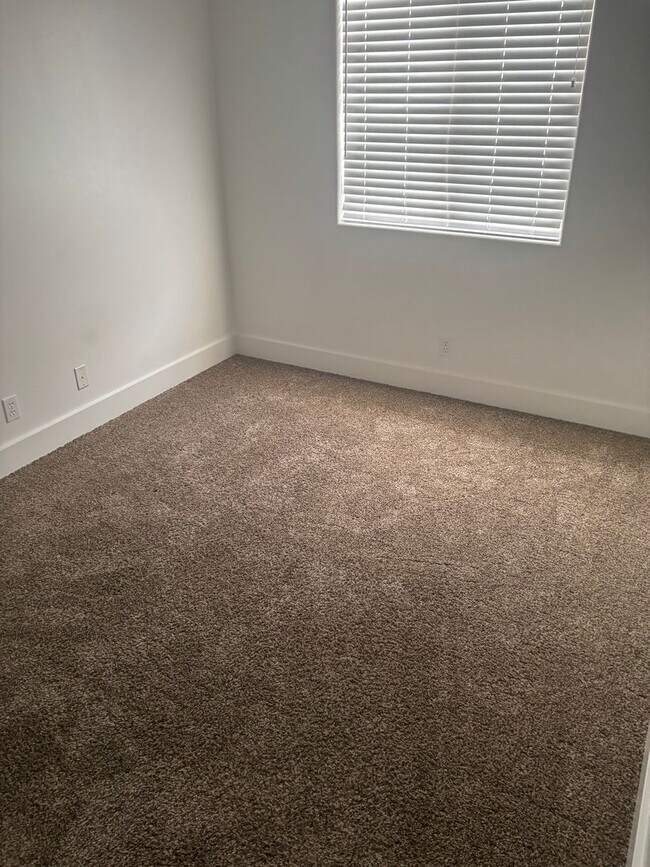 Building Photo - Great Location! Lots of Amenities