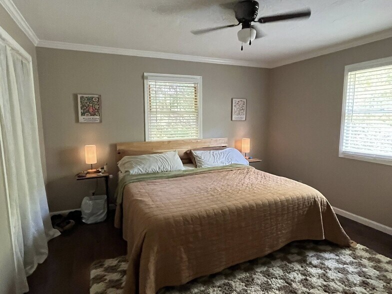 Upstairs bedroom-King - 3393 Mobile Rd