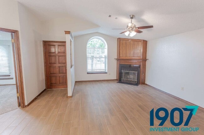 Building Photo - 2102 Briarcliff Dr