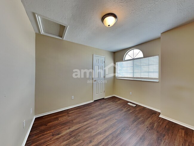 Building Photo - 5870 S Clear Vista Dr