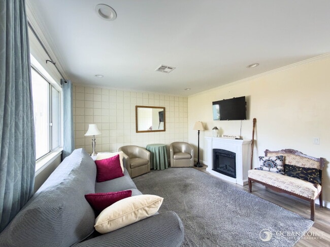 Building Photo - Charming 2BR Townhome in Hueneme Bay 55+ Golf Community