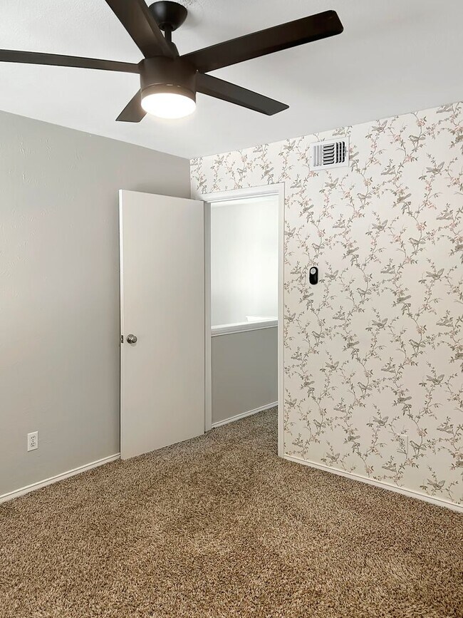 Building Photo - 2-Bed, 2-Bath Townhome with Flexible Floor...