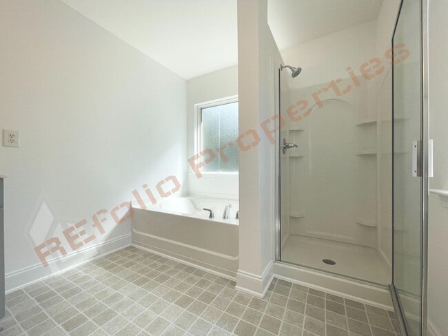 Building Photo - Beautiful 2 Story 3 Bedroom 2.5 Bath Townh...