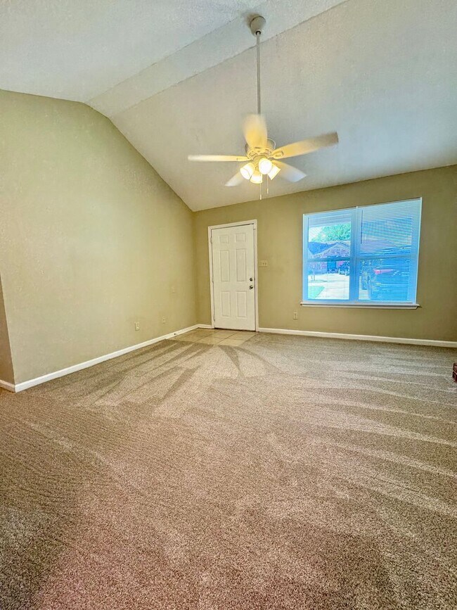 Building Photo - Charming 3 Bedroom, 2 Bath Home Available Now!