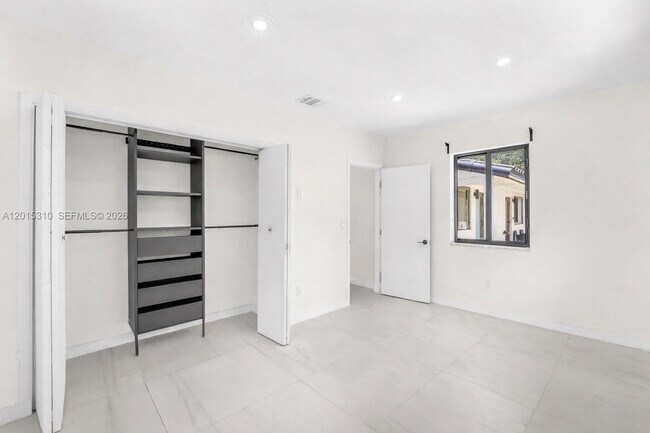 Building Photo - 621 SW 33rd Ave