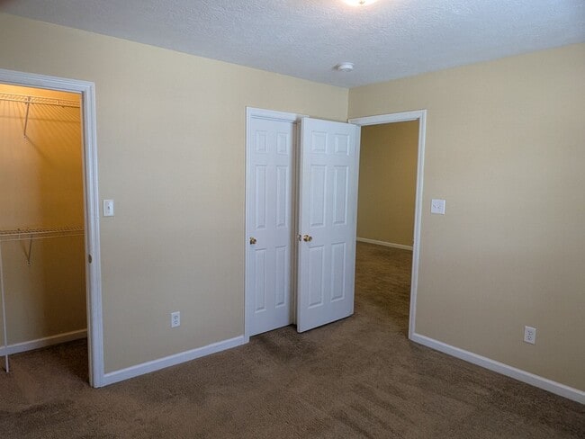 Building Photo - 407 Flowing Creek Dr