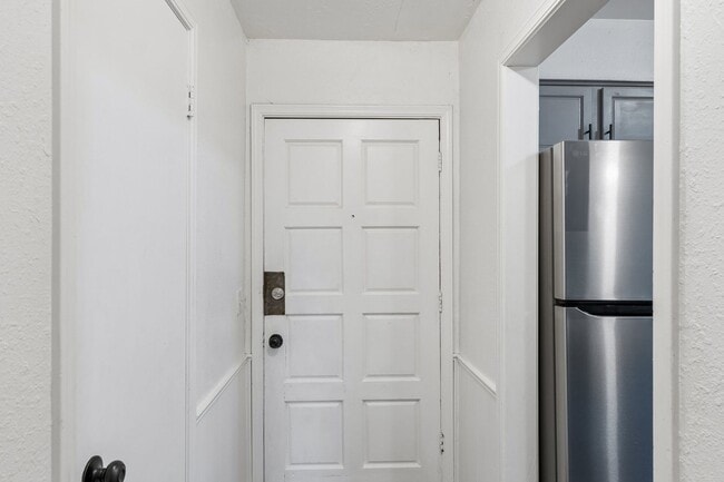 Building Photo - 3 bedroom 2.5 bath - NW Highway and Rockwell