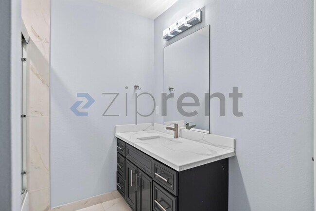 Building Photo - Unit Apt 2