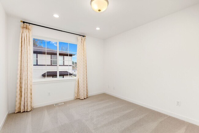 Building Photo - Duvall 4 Bedroom 4 Bath Townhome with 2 Car Attached Garage and A/C! LONG TERM RENTAL DISCOUNT AV...