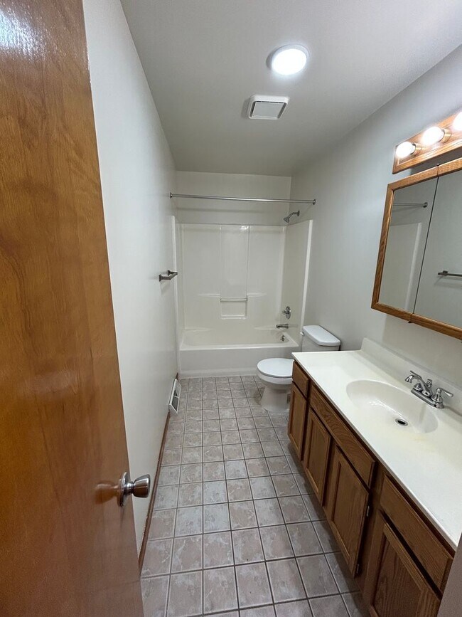 Building Photo - 2 bedroom, 1.5 bath Townhouse