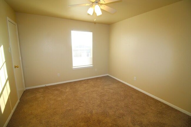 Building Photo - Discover comfort and convenience in this w...
