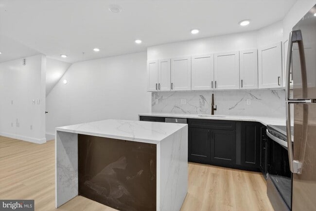 Building Photo - 712 N American St