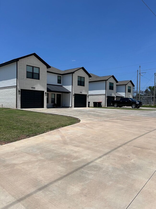 Building Photo - COX-NORTHRIDGE DR-2
