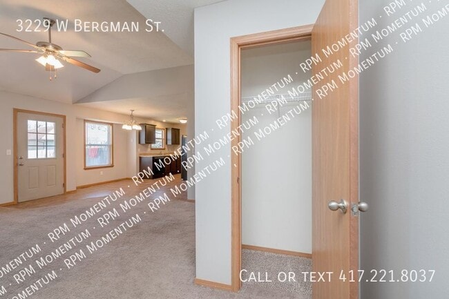 Building Photo - 3229 W Bergman St