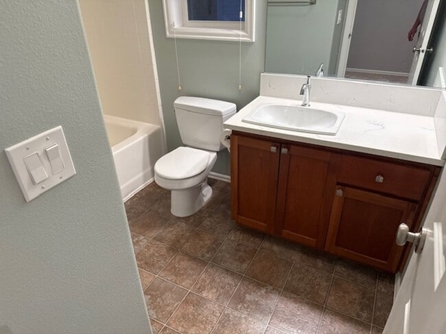 Building Photo - Quiet Neighborhood 4 bed + Office 2.5 Bath